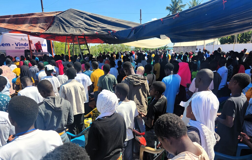 Ad Angoche, in Mozambico, una grande assemblea con Andrea Riccardi raduna più di mille persone dai villaggi più remoti della provincia di Nampula. Tra loro una delegazione di lebbrosi da Nacopa - Video